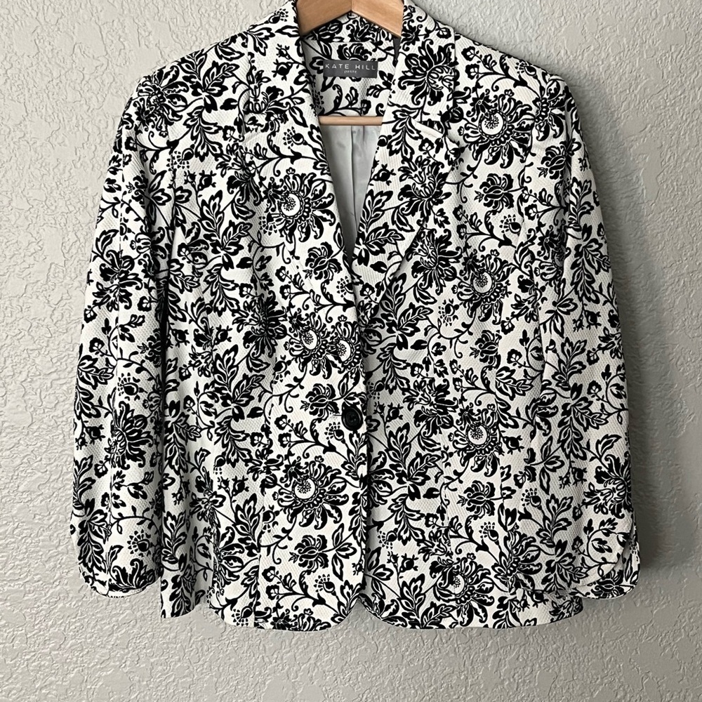 Kate Hill Black and White Floral Blazer size 10P 10 Petite